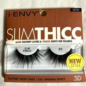 Fluttery wispy, Ends  Eye- Opening Effect Lash